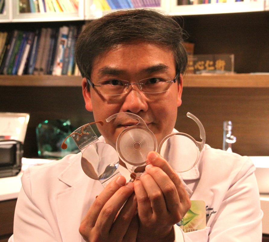林顺潮医生左手拿的是标准单焦人工晶体,中间的是多焦距人工晶体,右手拿的是自动变焦人工晶体。现时全球于微创白内障手术时植入体得最多的仍然是普通单焦人工晶体,因为术后的视力质素最有保证。