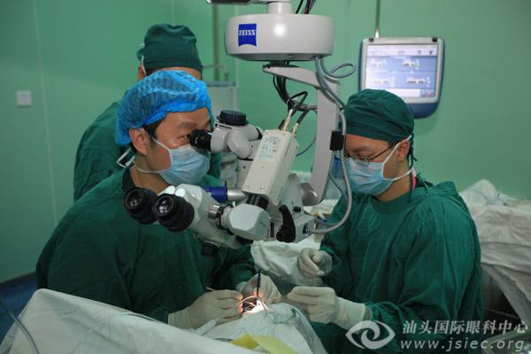 詹主任已经为上万名白内障患者成功实施手术。