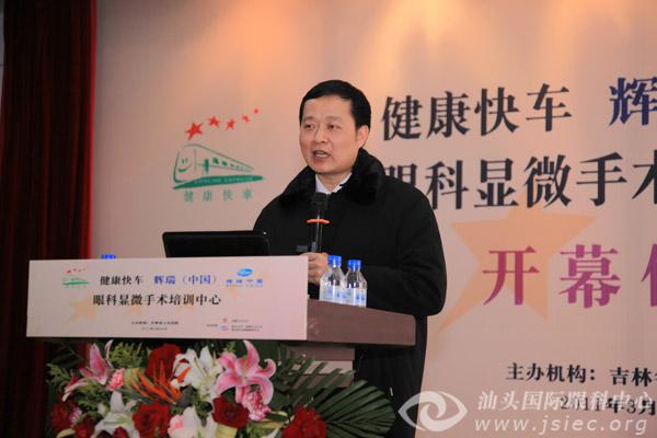 在健康快车显微手术培训中心授课