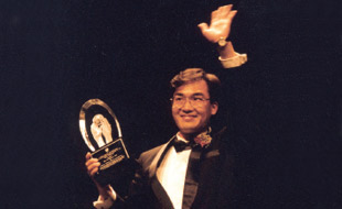 1995年荣获世界十大杰出青年奖