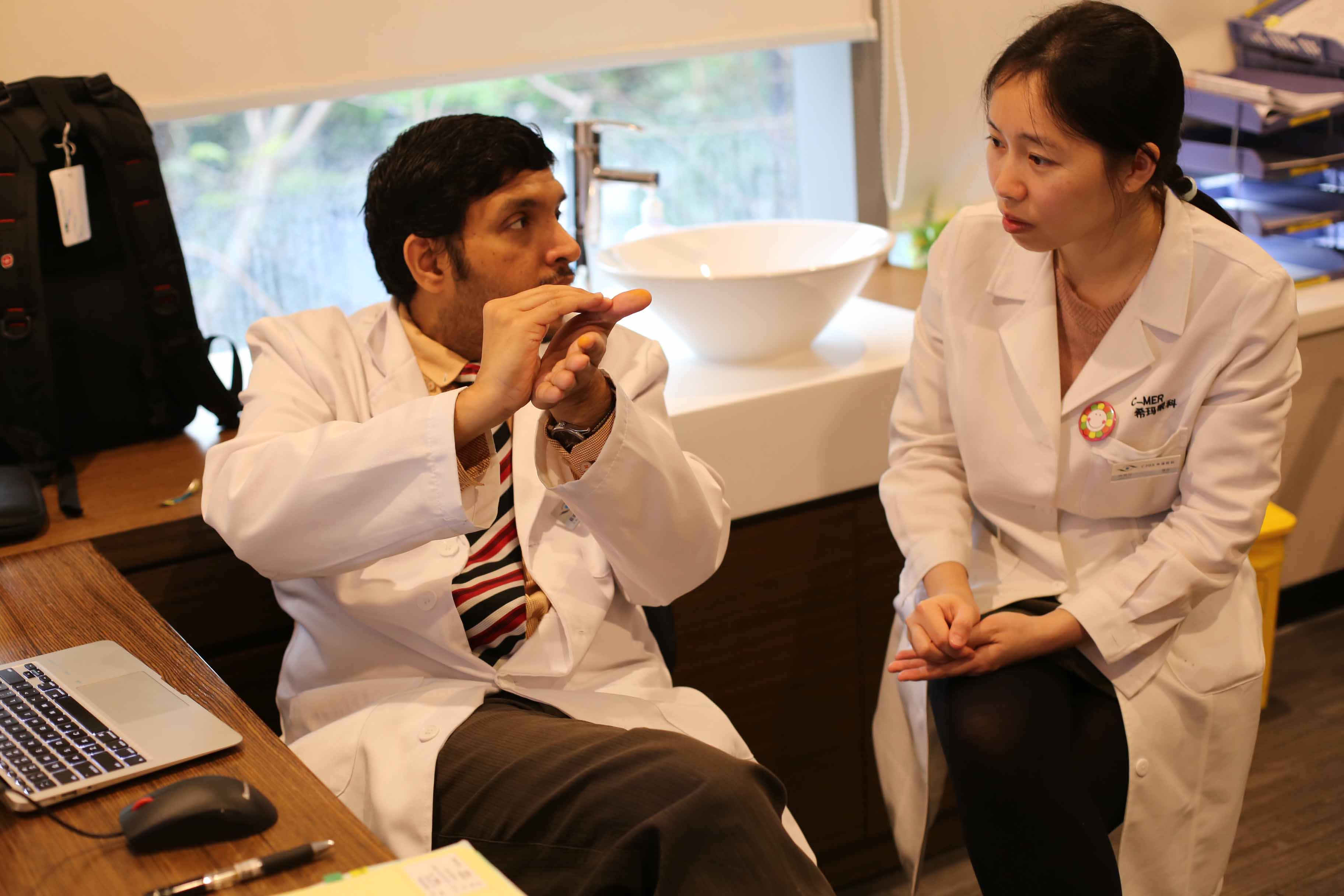 (陈丽珍医生与外籍角膜医生讨论角膜疾病治疗)