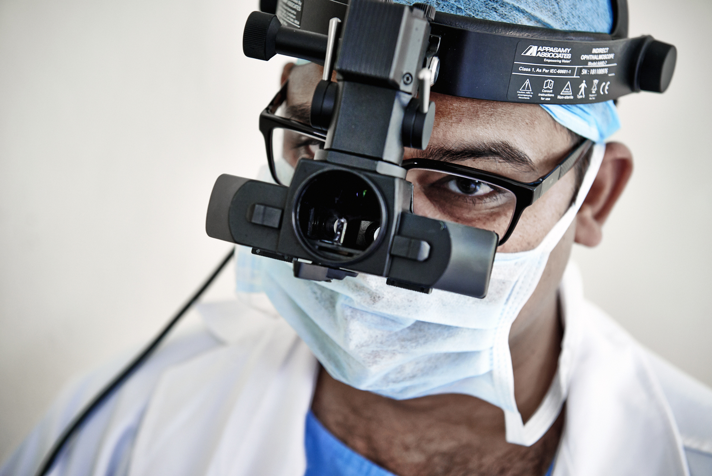 (尼思特医生正在用眼底镜为卢旺达城市的病人提供免费眼科检查